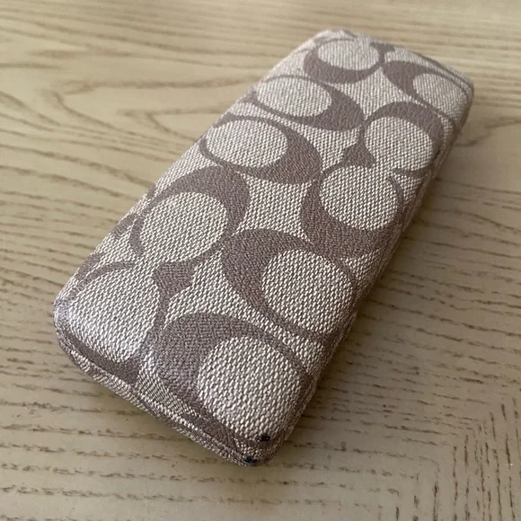 Coach Sunglasses with Coach eye glass case - Picture 7 of 7